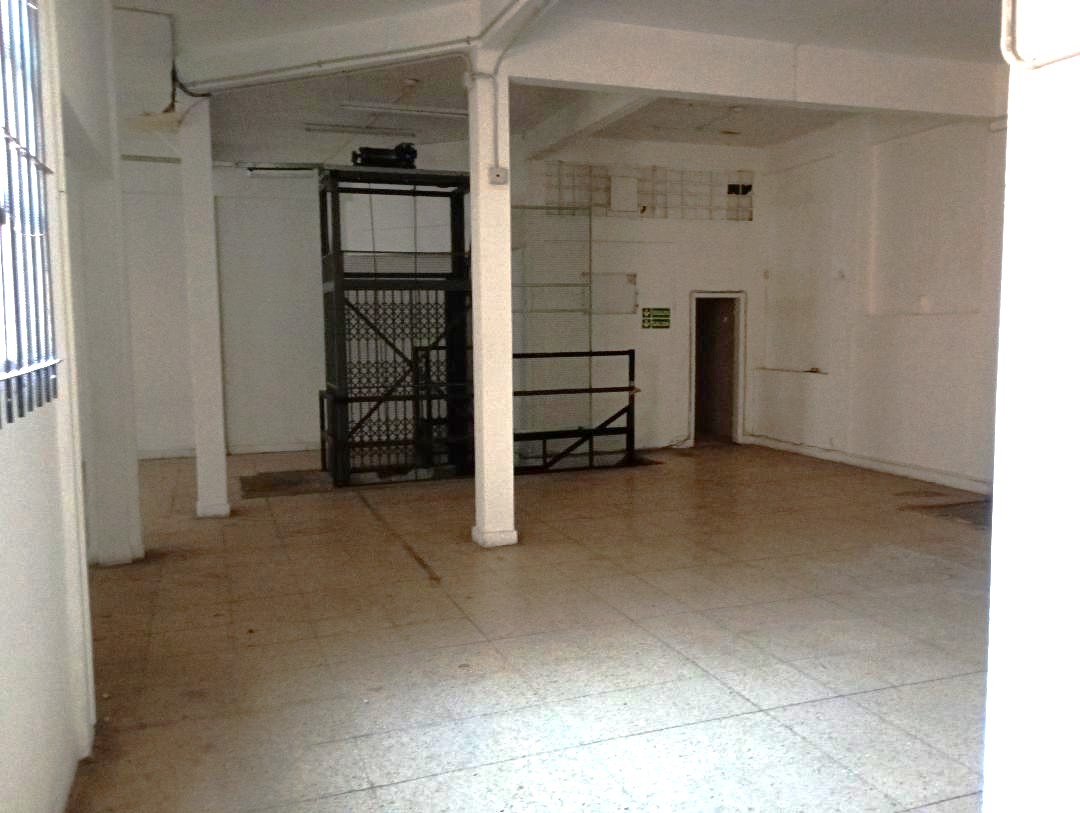 AMPLIA OFICINA LOCAL - 300M2 - PLENO Ctro - Excel precio incluye Expensas.-