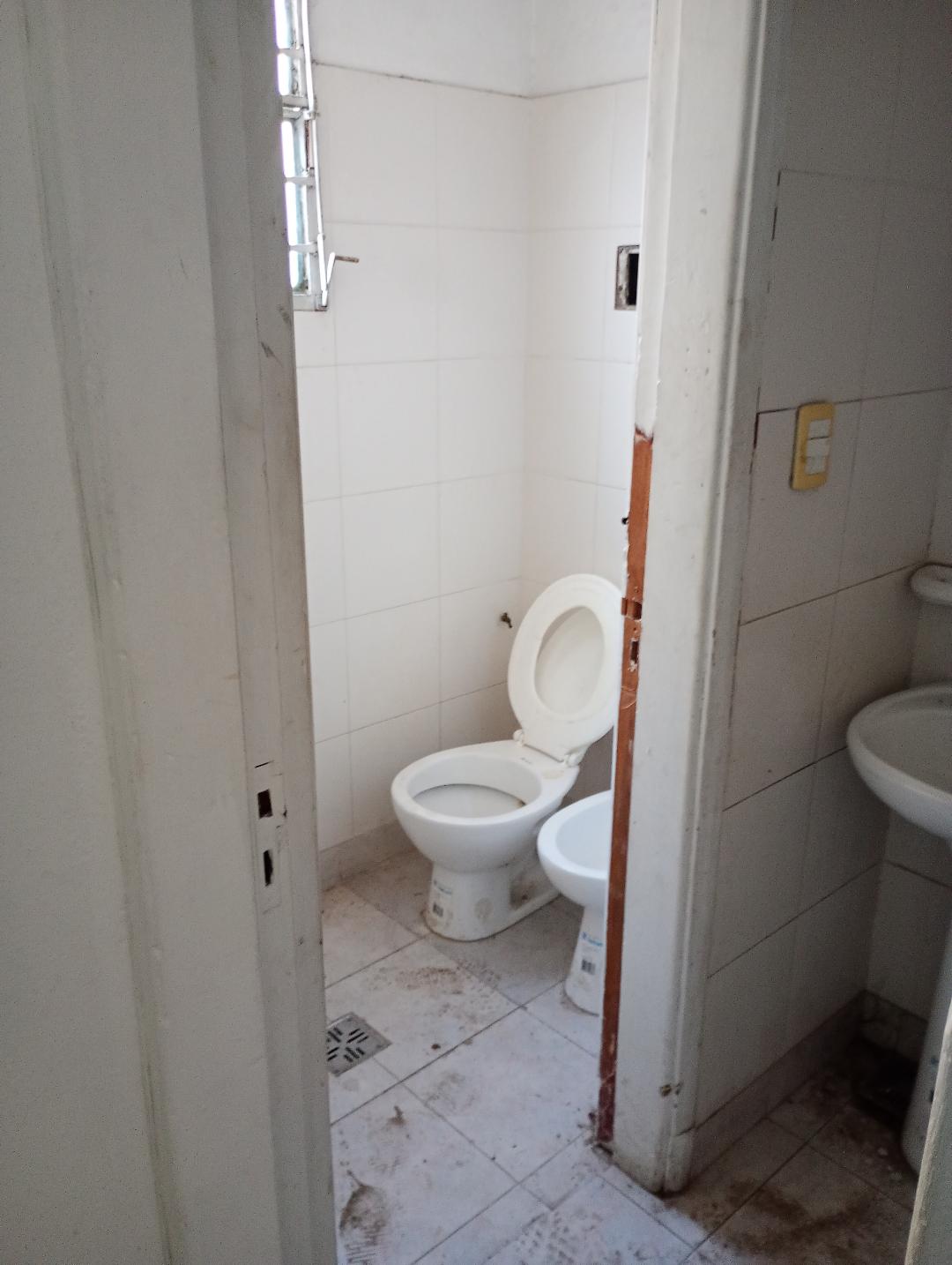 AMPLIA OFICINA LOCAL - 300M2 - PLENO Ctro - Excel precio incluye Expensas.-