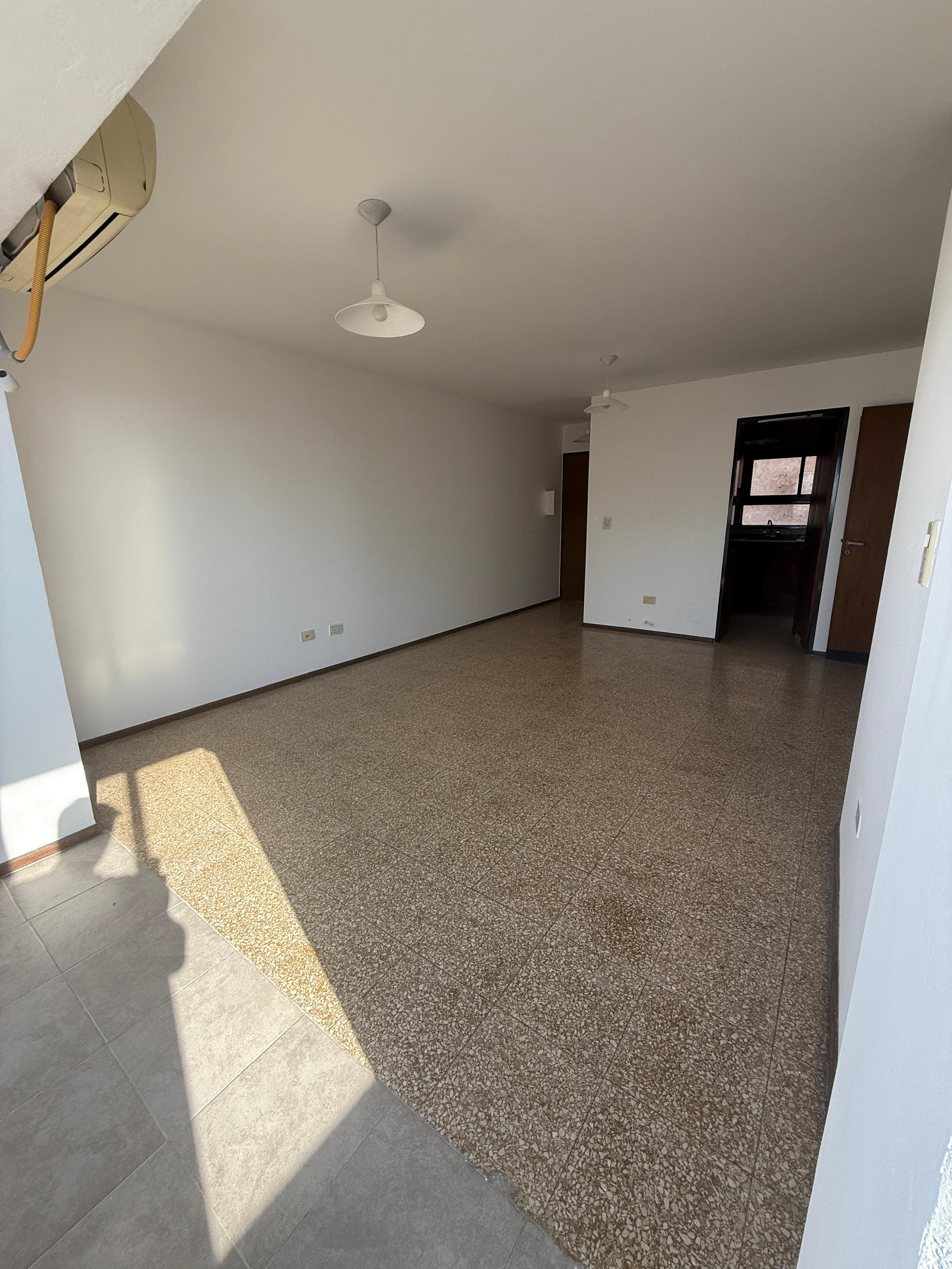 ALQUILER DEPARTAMENTO- CENTRO- (2 dormitorios  balcón)