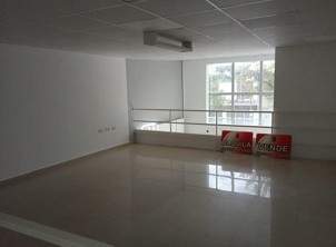 Local comercial en venta en San Francisco sobre Echeverría  70 m con entrepiso y escritura