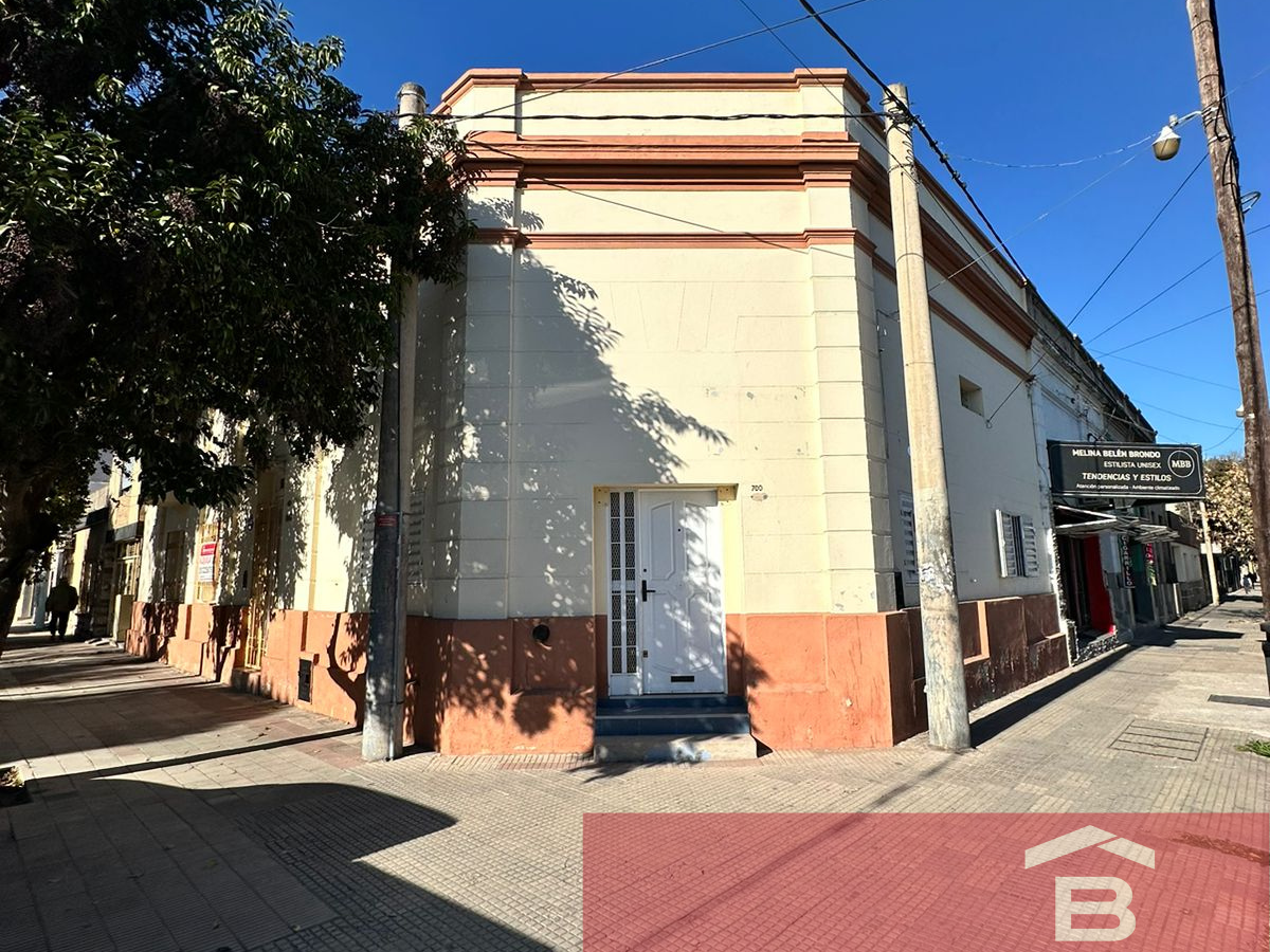 Propiedad Comercial en Esquina  Av. Alem al 700