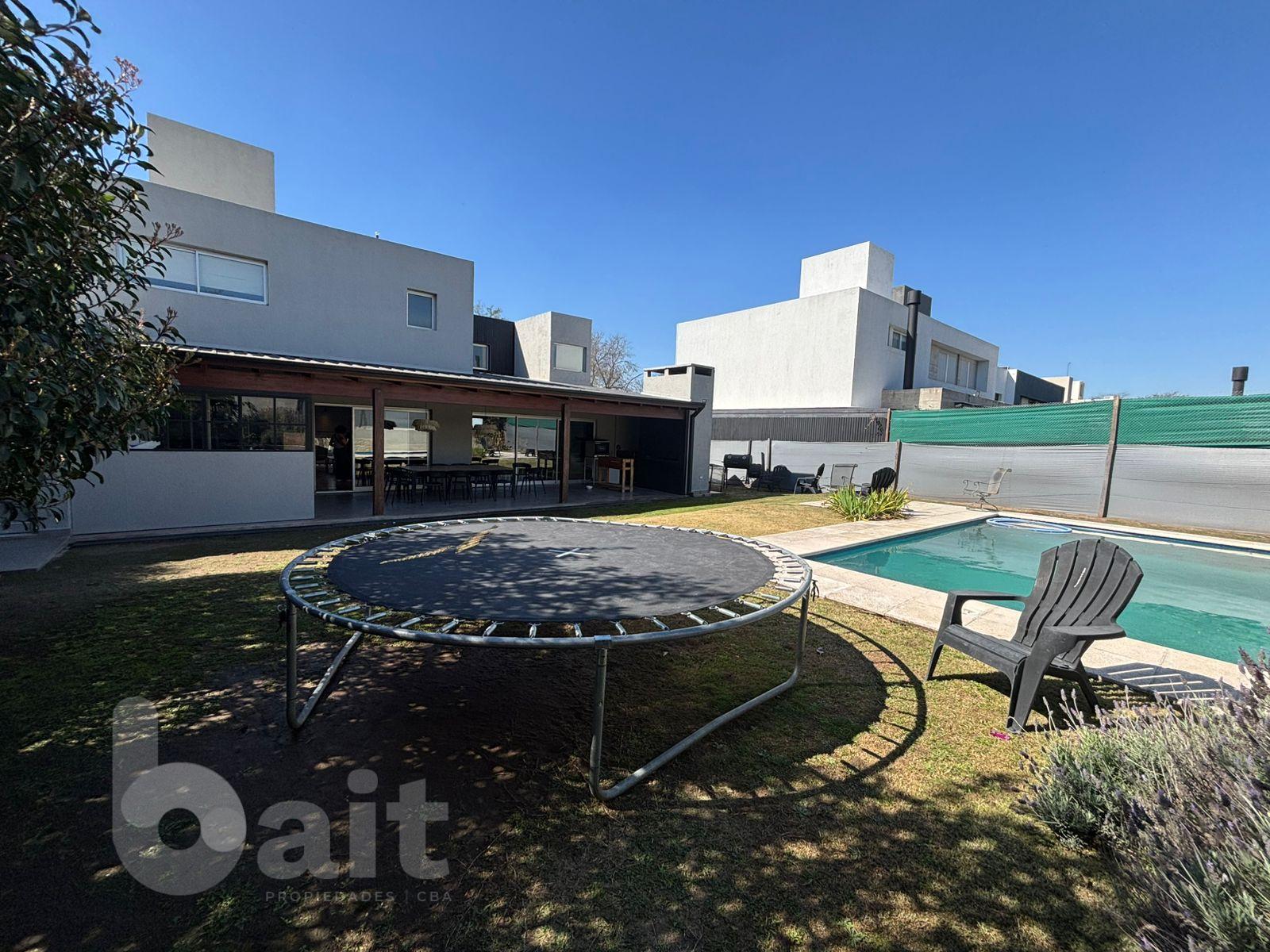 Venta casa Santina Norte, 4 dormitorios, 2 en suite, pileta