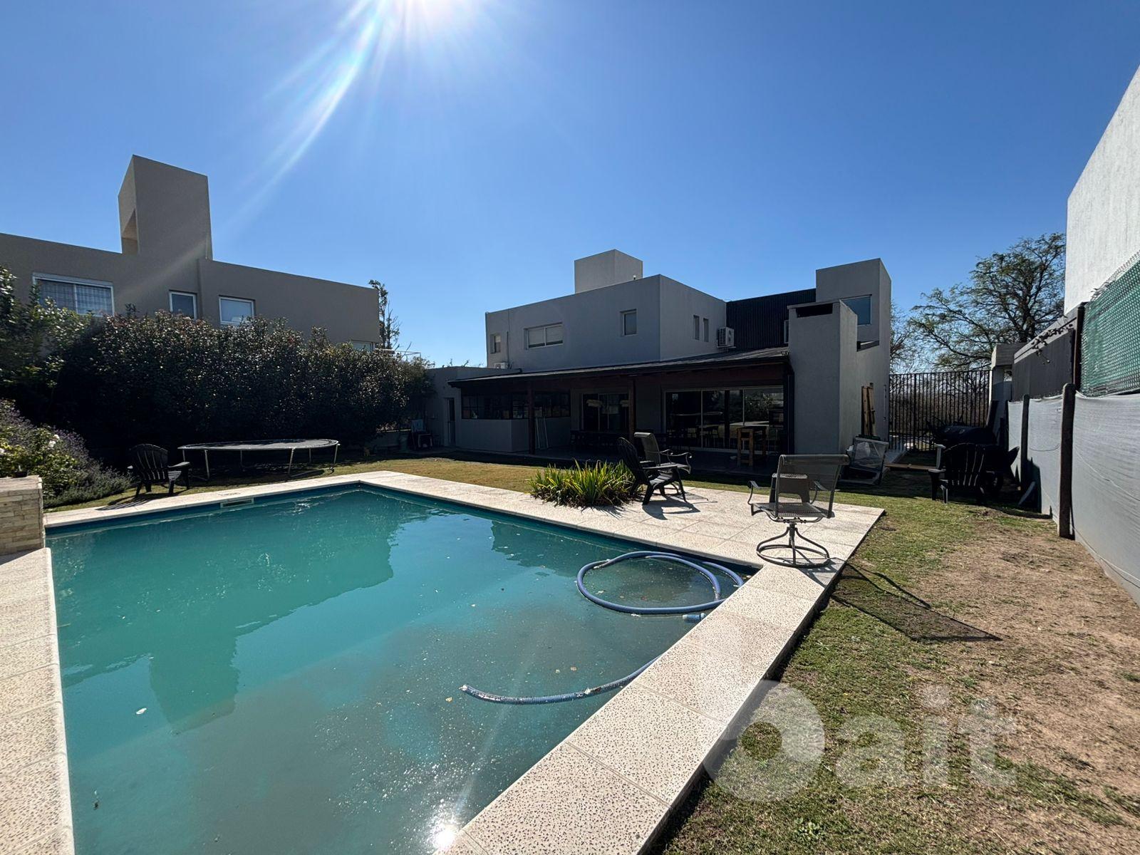 Venta casa Santina Norte, 4 dormitorios, 2 en suite, pileta