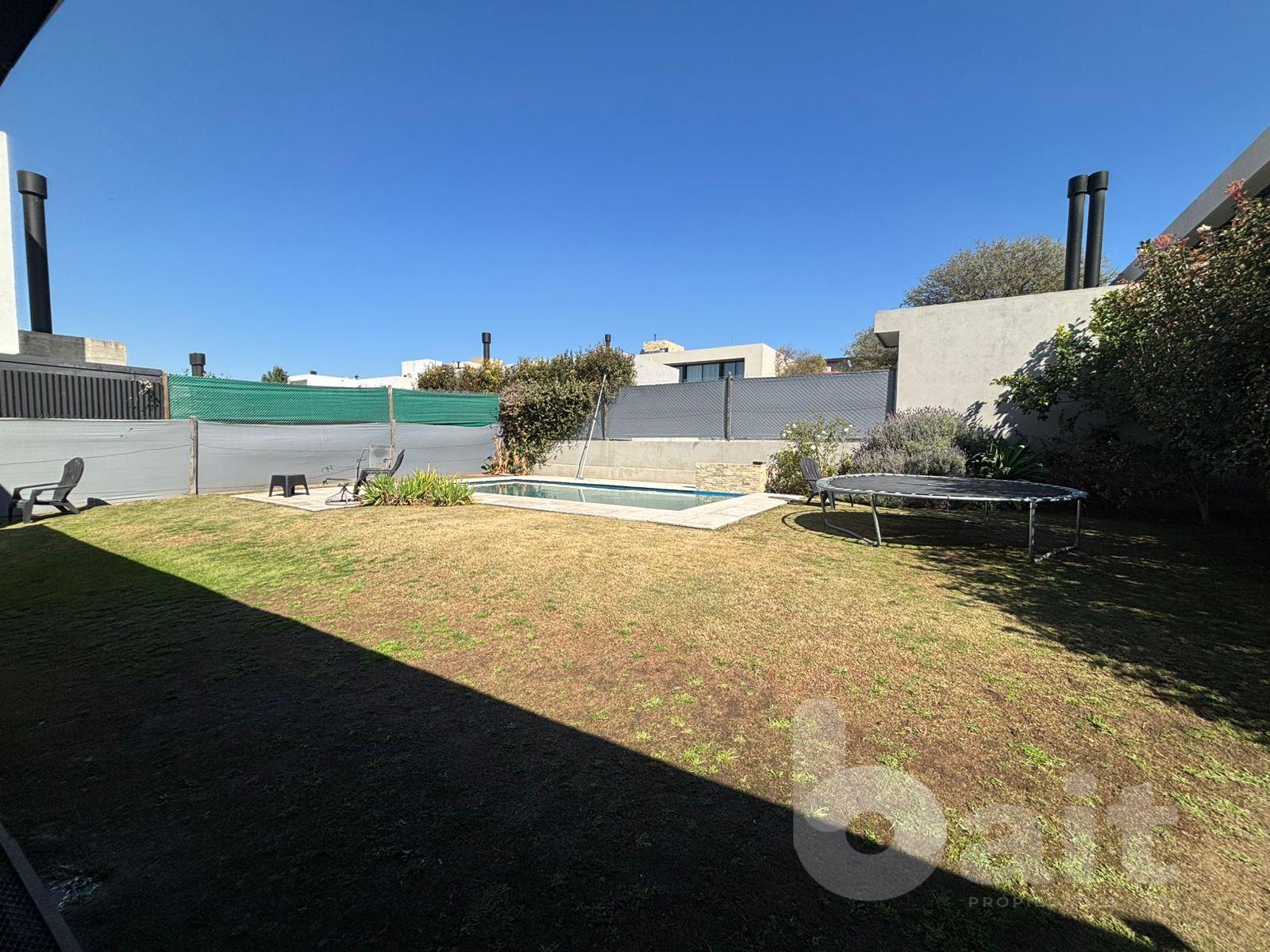 Venta casa Santina Norte, 4 dormitorios, 2 en suite, pileta