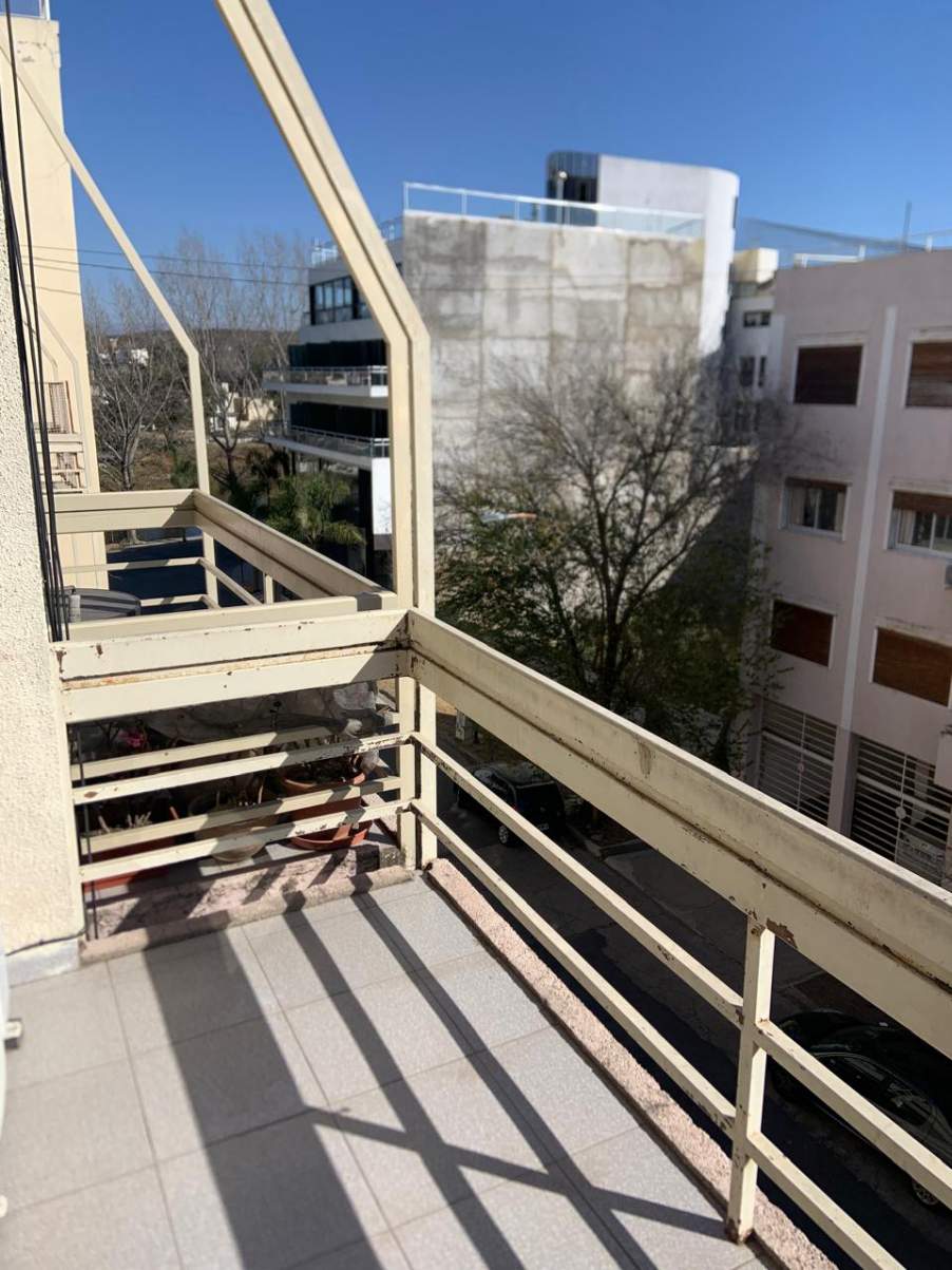 Excelente ubicación . Dpto. 2 Dor. Mas Cochera independiente. Zona Centro Villa Carlos Paz