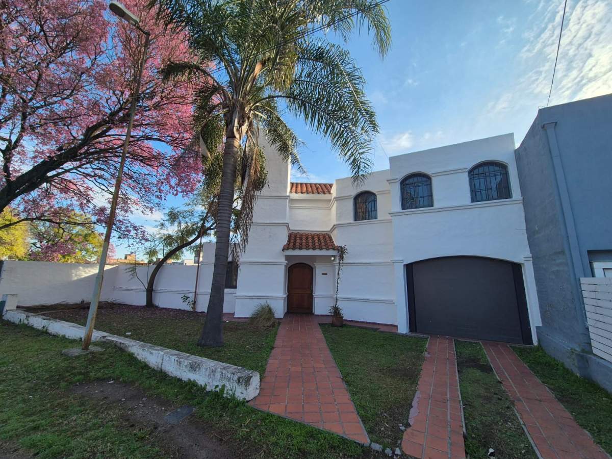 Casa en ALQUILER - Mariano Larra 1470, Cerro de las rosas, Córdoba - 3 dormitorios con patio!
