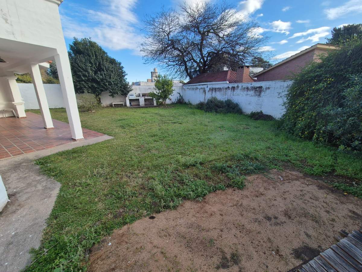 Casa en ALQUILER - Mariano Larra 1470, Cerro de las rosas, Córdoba - 3 dormitorios con patio!