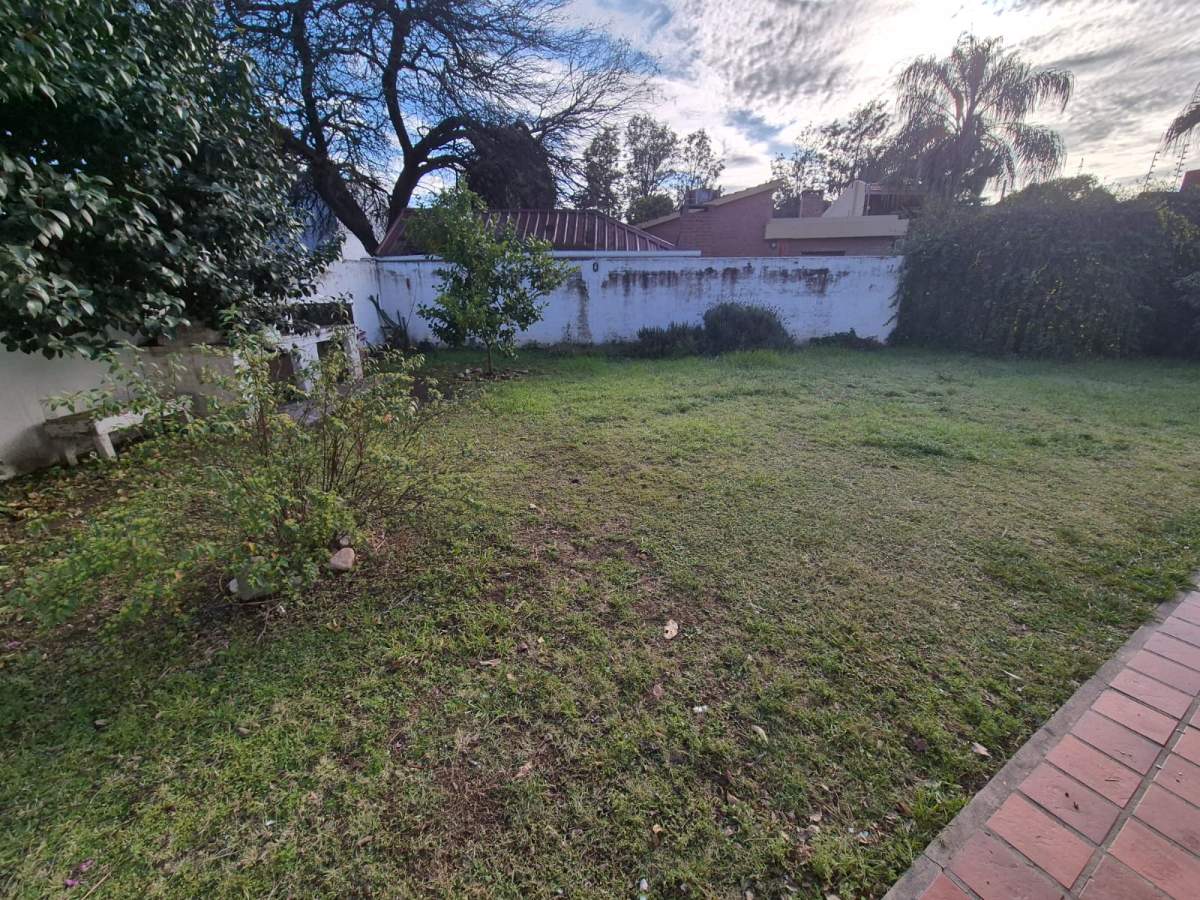 Casa en ALQUILER - Mariano Larra 1470, Cerro de las rosas, Córdoba - 3 dormitorios con patio!