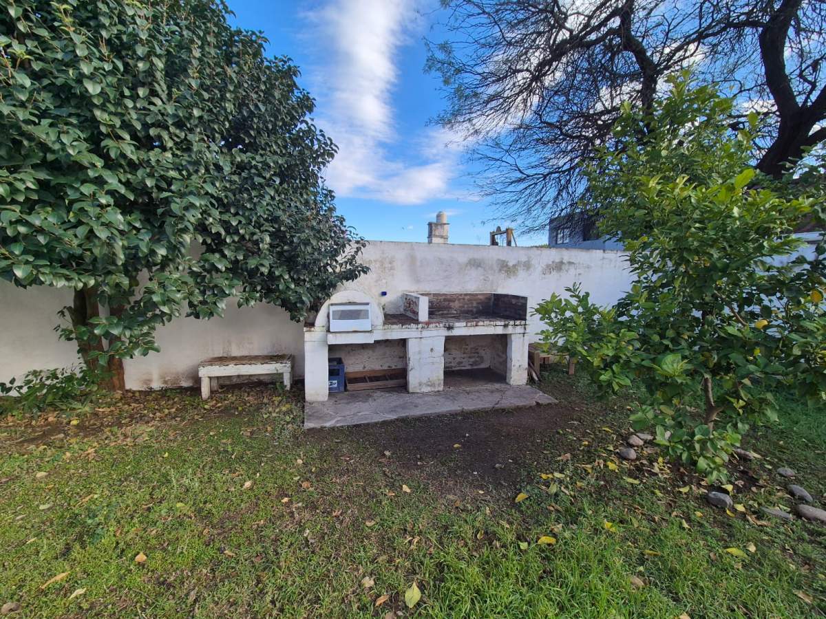 Casa en ALQUILER - Mariano Larra 1470, Cerro de las rosas, Córdoba - 3 dormitorios con patio!