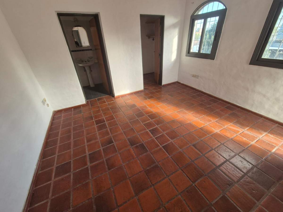 Casa en ALQUILER - Mariano Larra 1470, Cerro de las rosas, Córdoba - 3 dormitorios con patio!