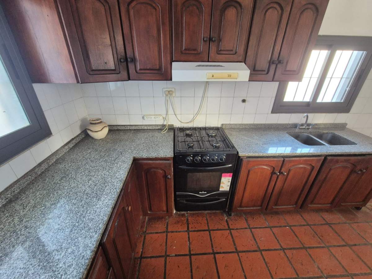 Casa en ALQUILER - Mariano Larra 1470, Cerro de las rosas, Córdoba - 3 dormitorios con patio!
