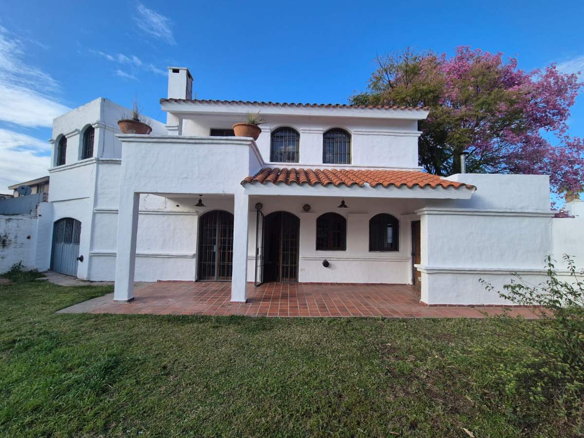 Casa en ALQUILER - Mariano Larra 1470, Cerro de las rosas, Córdoba - 3 dormitorios con patio!