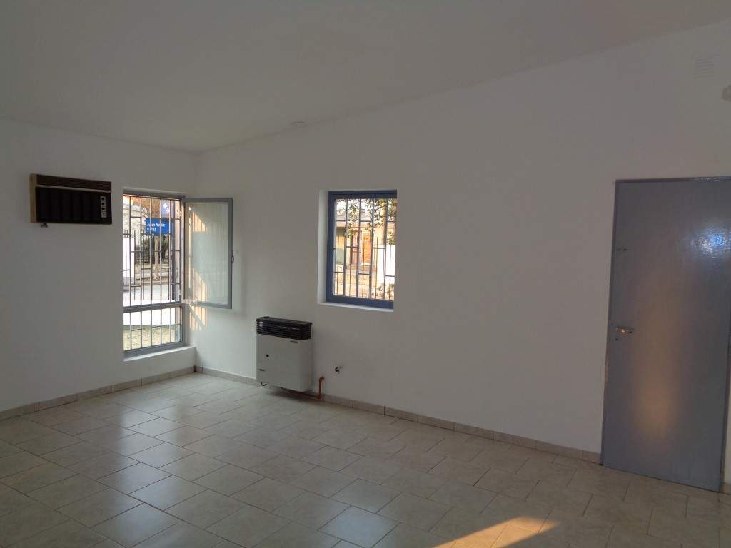 Barrio Don Bosco - Casa de 2 Dormitorios, Amplia y Luminosa con Cochera Cubierta, Cocina Comedor, Patio y Jardín Amplio con Césped