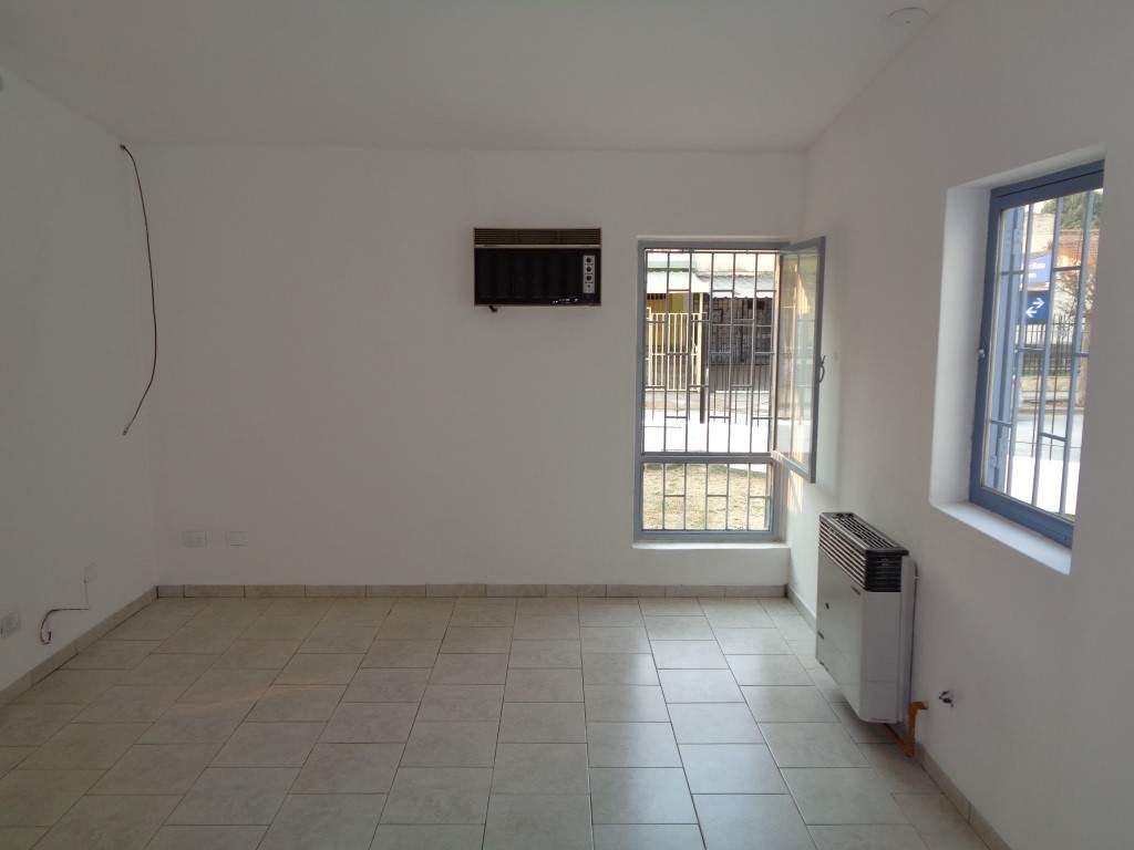 Barrio Don Bosco - Casa de 2 Dormitorios, Amplia y Luminosa con Cochera Cubierta, Cocina Comedor, Patio y Jardín Amplio con Césped