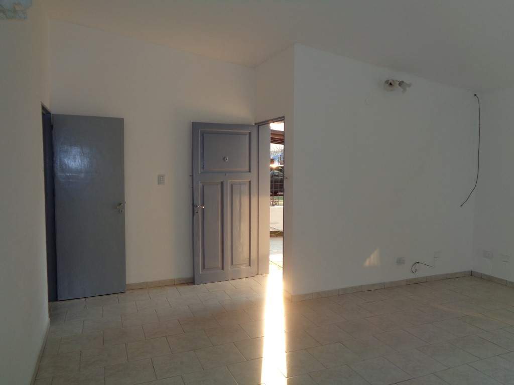 Barrio Don Bosco - Casa de 2 Dormitorios, Amplia y Luminosa con Cochera Cubierta, Cocina Comedor, Patio y Jardín Amplio con Césped