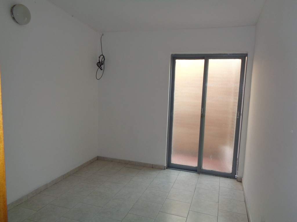 Barrio Don Bosco - Casa de 2 Dormitorios, Amplia y Luminosa con Cochera Cubierta, Cocina Comedor, Patio y Jardín Amplio con Césped