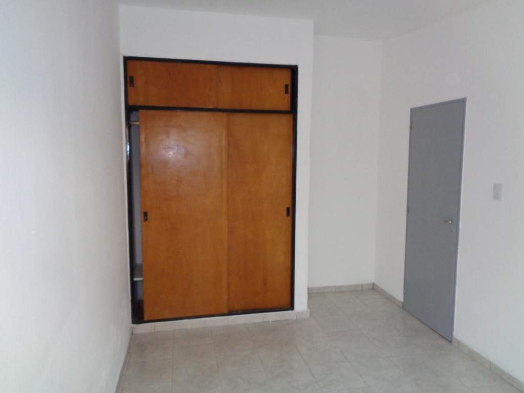 Barrio Don Bosco - Casa de 2 Dormitorios, Amplia y Luminosa con Cochera Cubierta, Cocina Comedor, Patio y Jardín Amplio con Césped