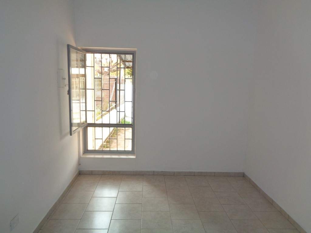 Barrio Don Bosco - Casa de 2 Dormitorios, Amplia y Luminosa con Cochera Cubierta, Cocina Comedor, Patio y Jardín Amplio con Césped