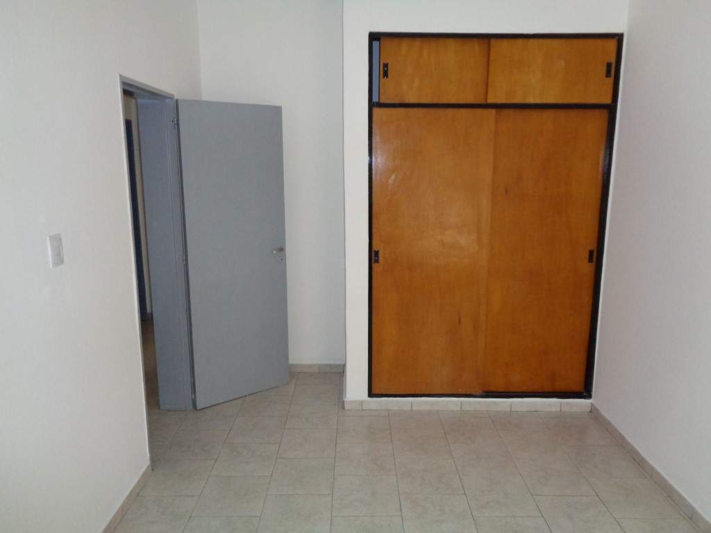 Barrio Don Bosco - Casa de 2 Dormitorios, Amplia y Luminosa con Cochera Cubierta, Cocina Comedor, Patio y Jardín Amplio con Césped
