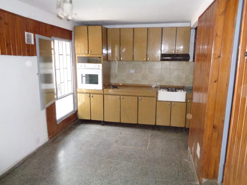 Barrio Don Bosco - Casa de 2 Dormitorios, Amplia y Luminosa con Cochera Cubierta, Cocina Comedor, Patio y Jardín Amplio con Césped