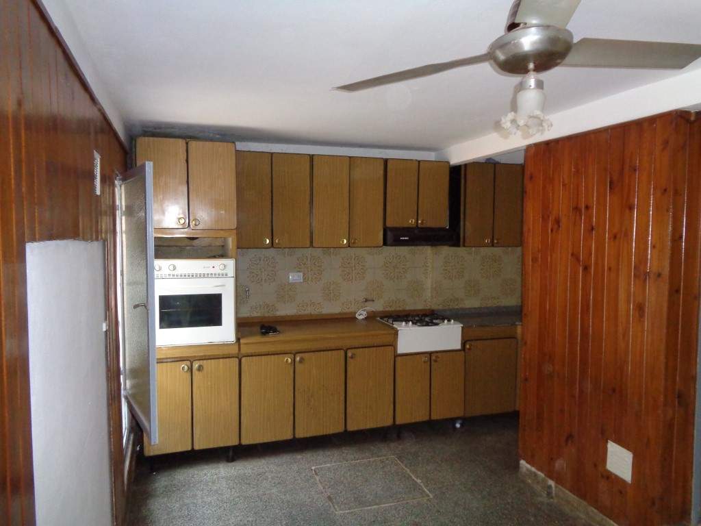 Barrio Don Bosco - Casa de 2 Dormitorios, Amplia y Luminosa con Cochera Cubierta, Cocina Comedor, Patio y Jardín Amplio con Césped