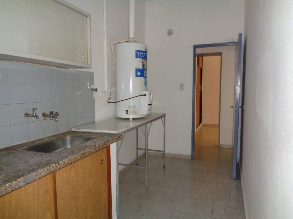 Barrio Don Bosco - Casa de 2 Dormitorios, Amplia y Luminosa con Cochera Cubierta, Cocina Comedor, Patio y Jardín Amplio con Césped