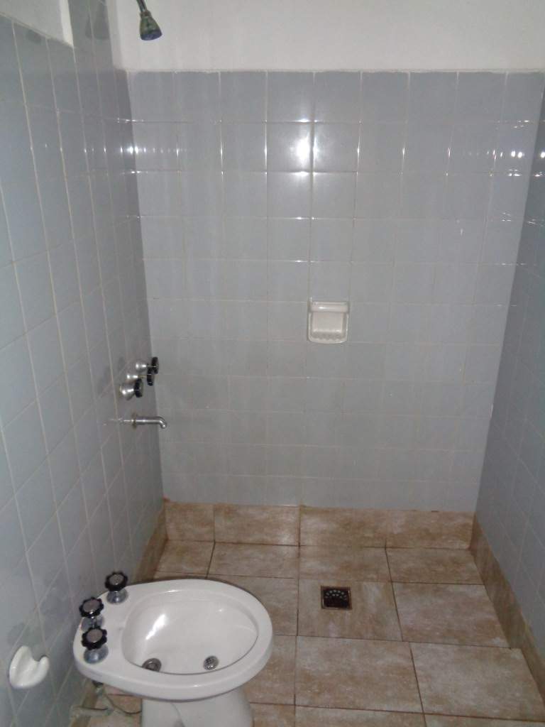 Barrio Don Bosco - Casa de 2 Dormitorios, Amplia y Luminosa con Cochera Cubierta, Cocina Comedor, Patio y Jardín Amplio con Césped
