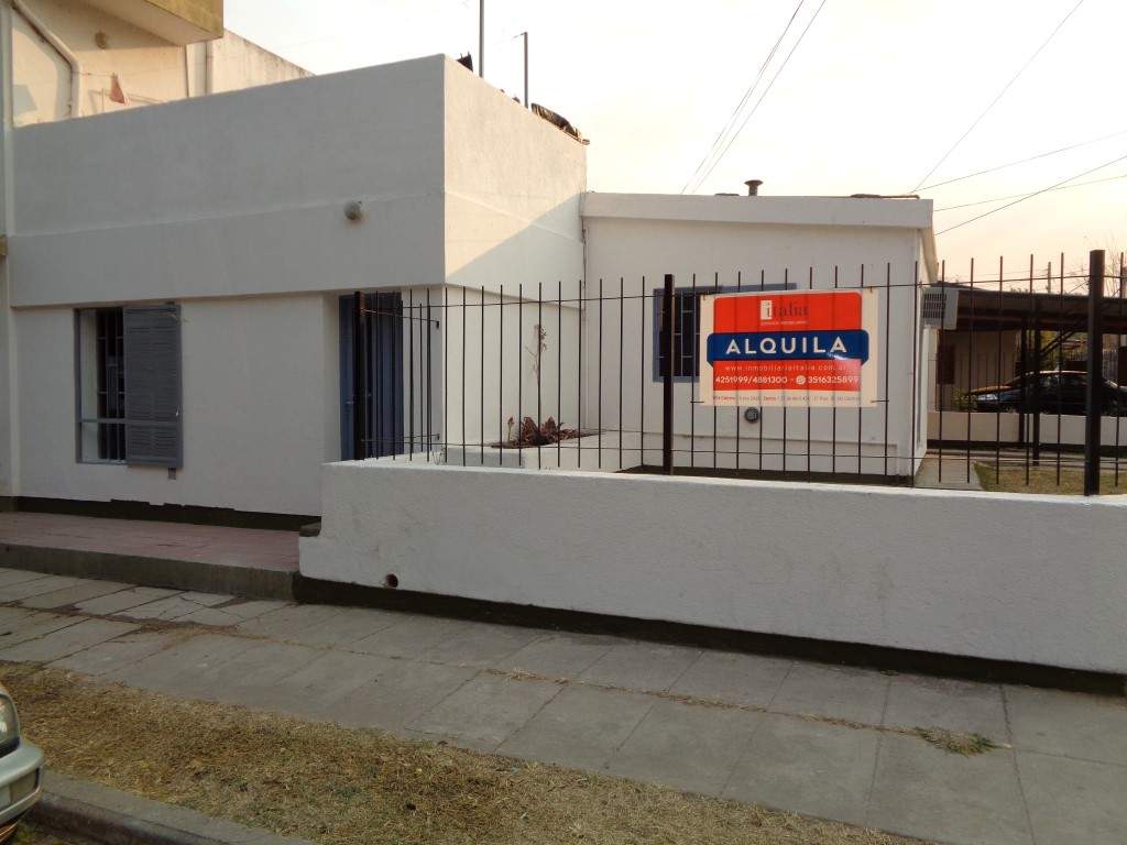 Barrio Don Bosco - Casa de 2 Dormitorios, Amplia y Luminosa con Cochera Cubierta, Cocina Comedor, Patio y Jardín Amplio con Césped