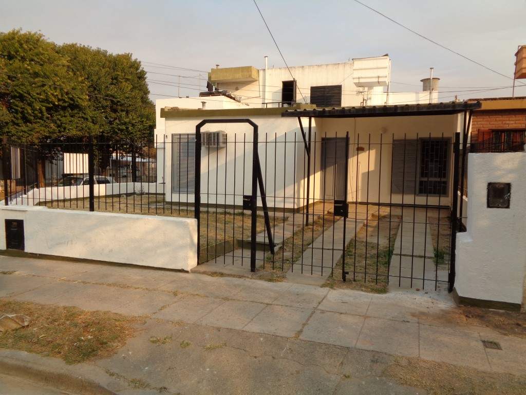 Barrio Don Bosco - Casa de 2 Dormitorios, Amplia y Luminosa con Cochera Cubierta, Cocina Comedor, Patio y Jardín Amplio con Césped