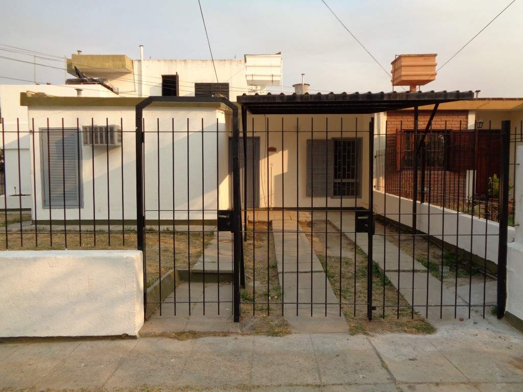 Barrio Don Bosco - Casa de 2 Dormitorios, Amplia y Luminosa con Cochera Cubierta, Cocina Comedor, Patio y Jardín Amplio con Césped