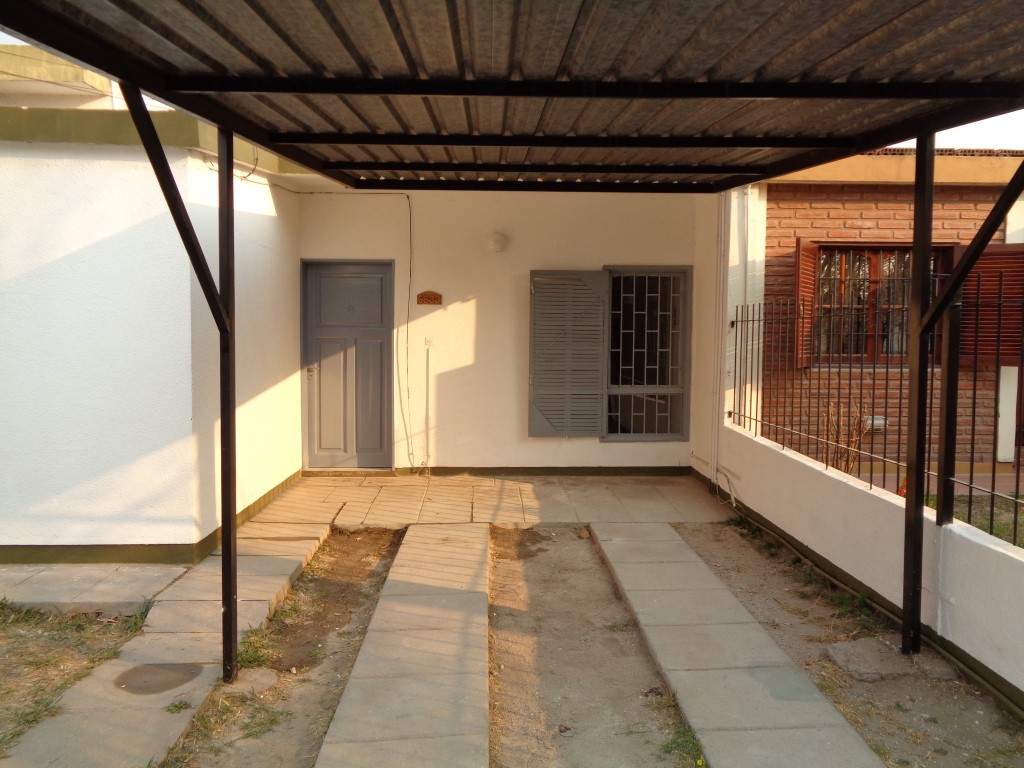 Barrio Don Bosco - Casa de 2 Dormitorios, Amplia y Luminosa con Cochera Cubierta, Cocina Comedor, Patio y Jardín Amplio con Césped