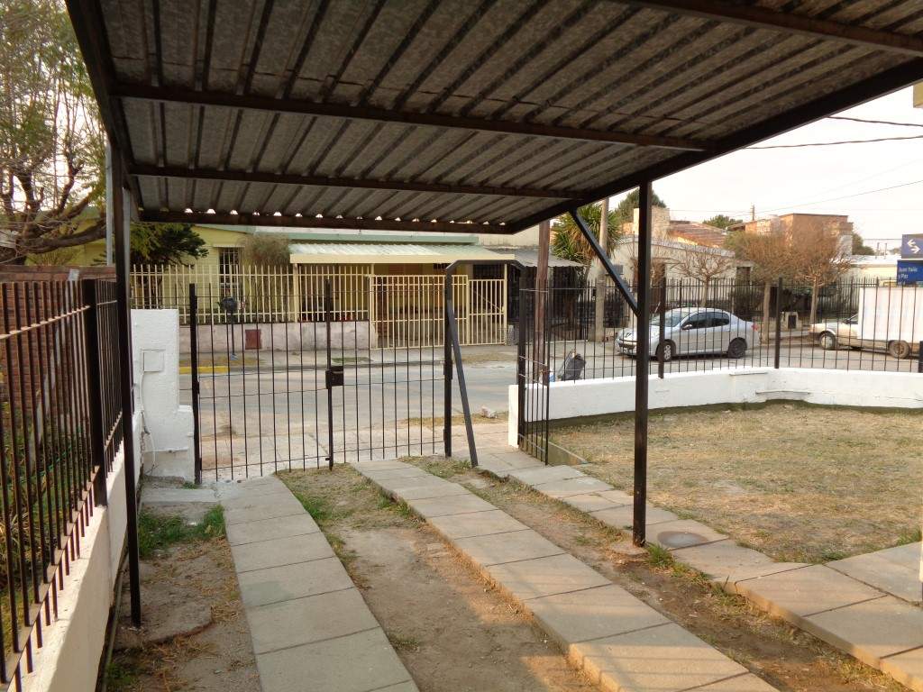 Barrio Don Bosco - Casa de 2 Dormitorios, Amplia y Luminosa con Cochera Cubierta, Cocina Comedor, Patio y Jardín Amplio con Césped