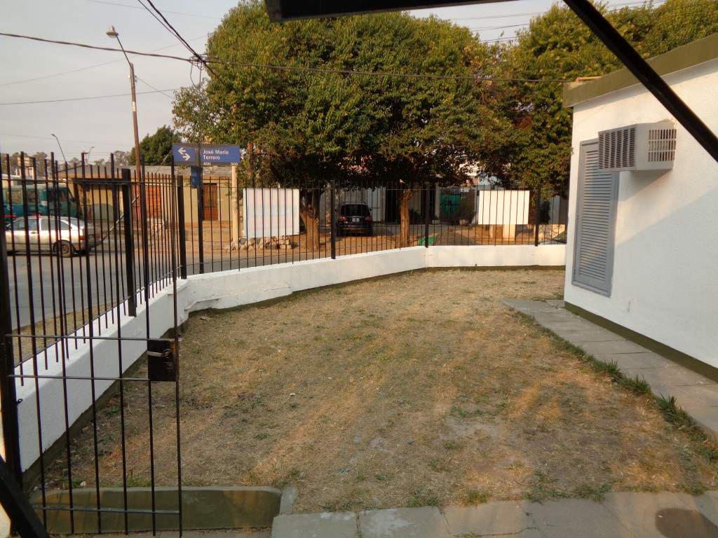Barrio Don Bosco - Casa de 2 Dormitorios, Amplia y Luminosa con Cochera Cubierta, Cocina Comedor, Patio y Jardín Amplio con Césped