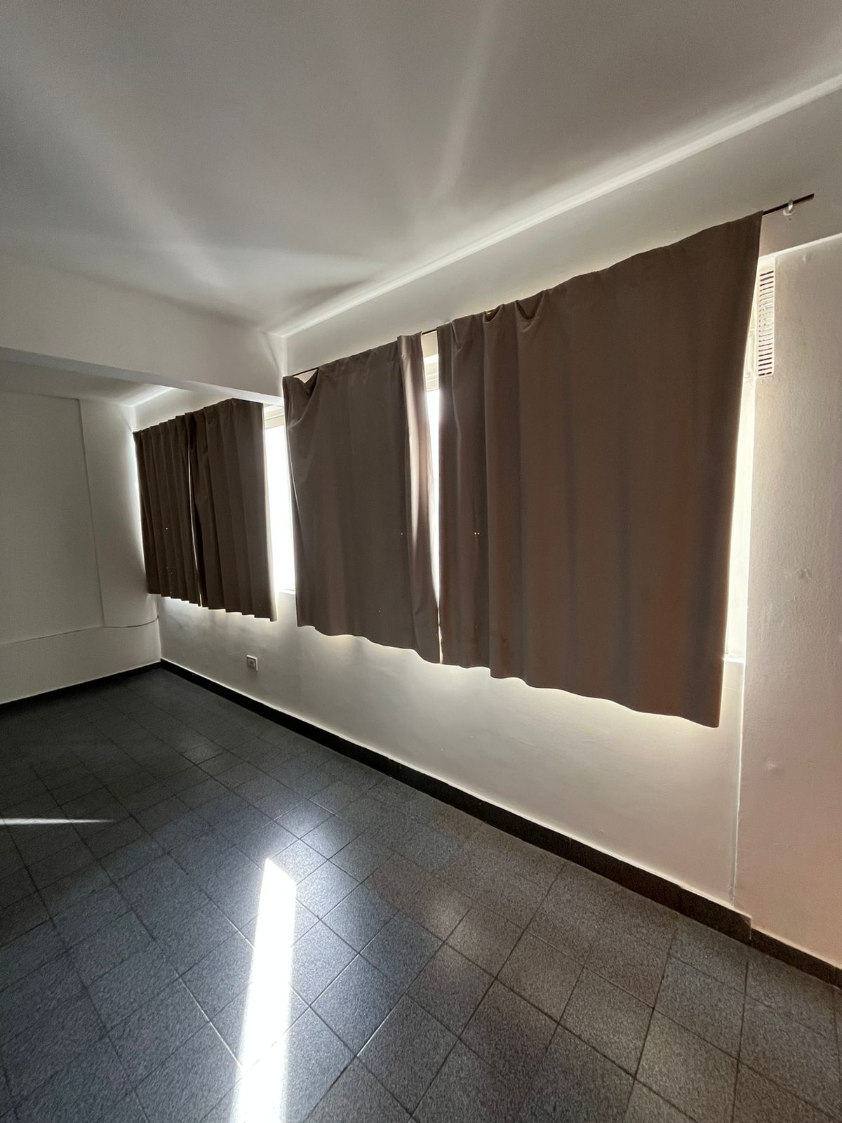 ALQUILO EN NUEVA CORDOBA MONOAMBIENTE CON GAS NATURAL INDEPENDNCIA 350 ILUMINADO