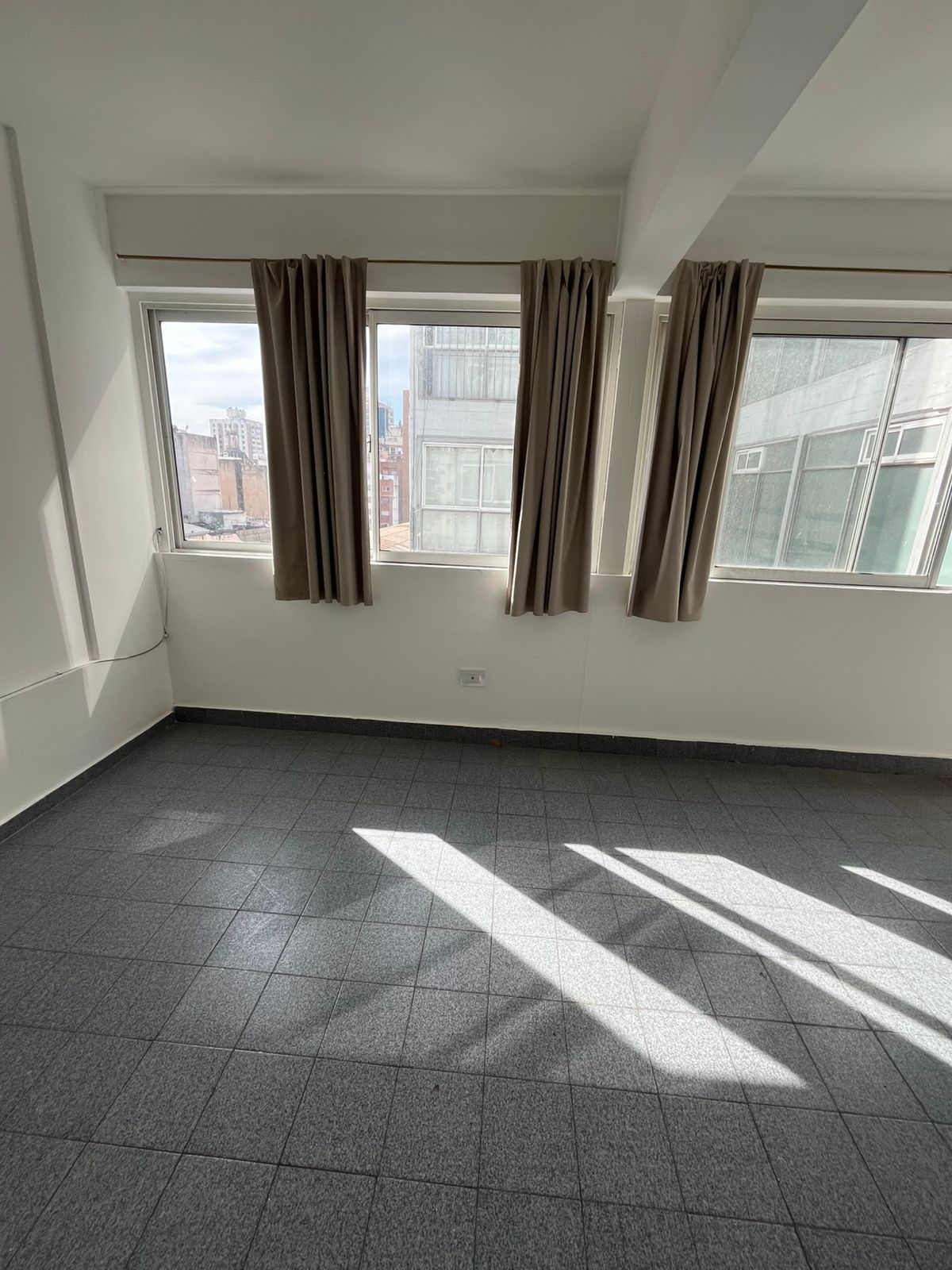 ALQUILO EN NUEVA CORDOBA MONOAMBIENTE CON GAS NATURAL INDEPENDNCIA 350 ILUMINADO