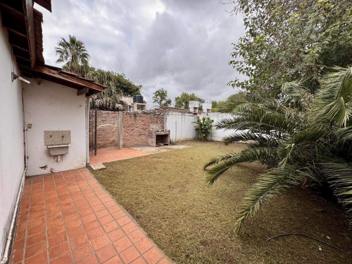 VENTA- CASA- CORTEZ Y FERNANDEZ- LAS PALMAS- COCHERA- 2 DOS DORMITORIOS- GRAN PATIO