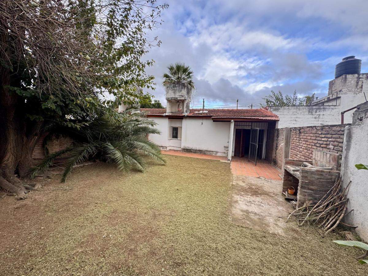 VENTA- CASA- CORTEZ Y FERNANDEZ- LAS PALMAS- COCHERA- 2 DOS DORMITORIOS- GRAN PATIO