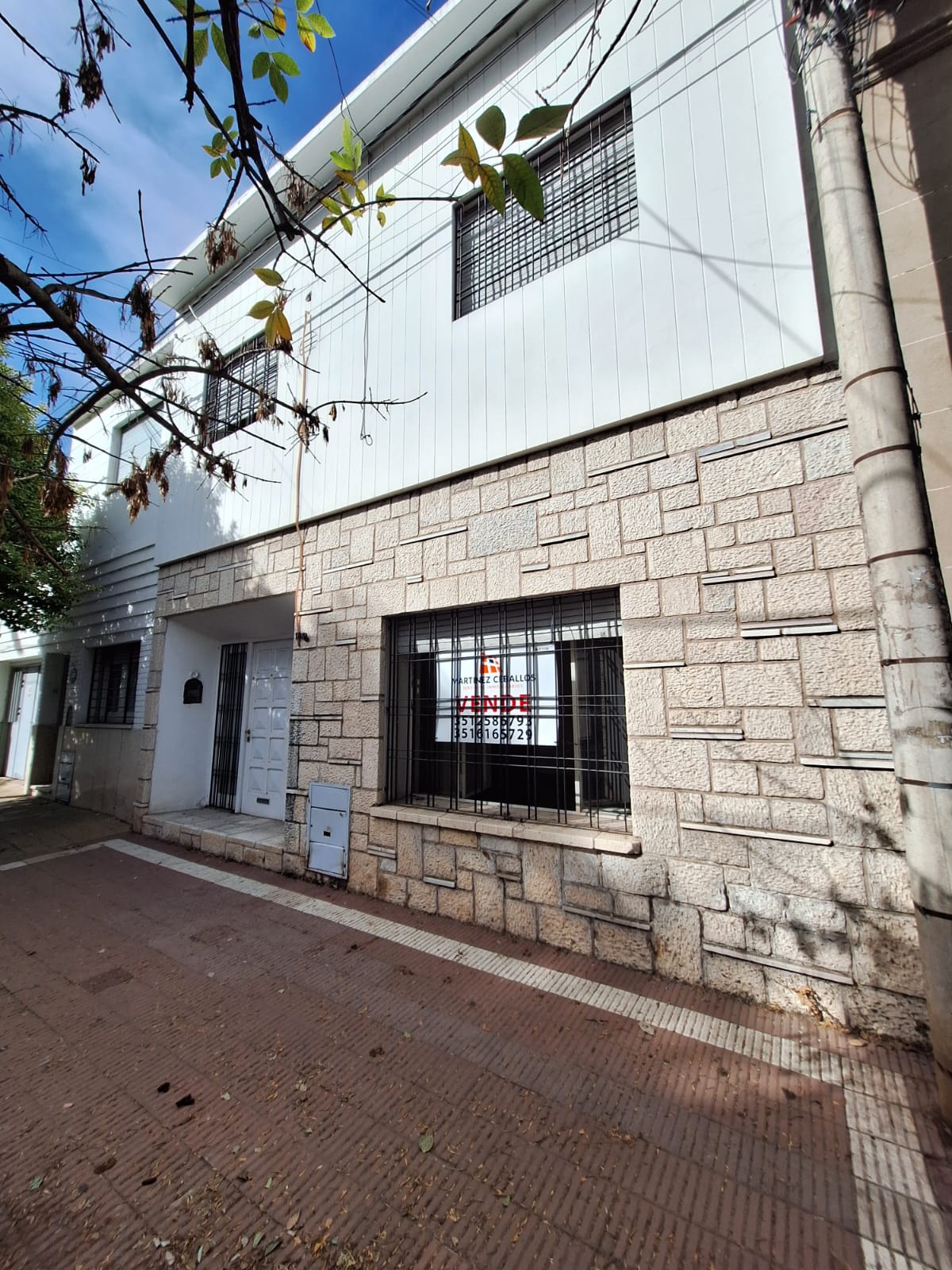 Casa en Venta de 4 Dor.  Patio Pequeño - 2 Plantas - Grande!