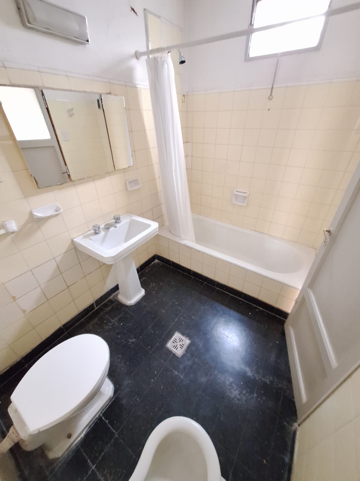 Casa en Venta de 4 Dor.  Patio Pequeño - 2 Plantas - Grande!