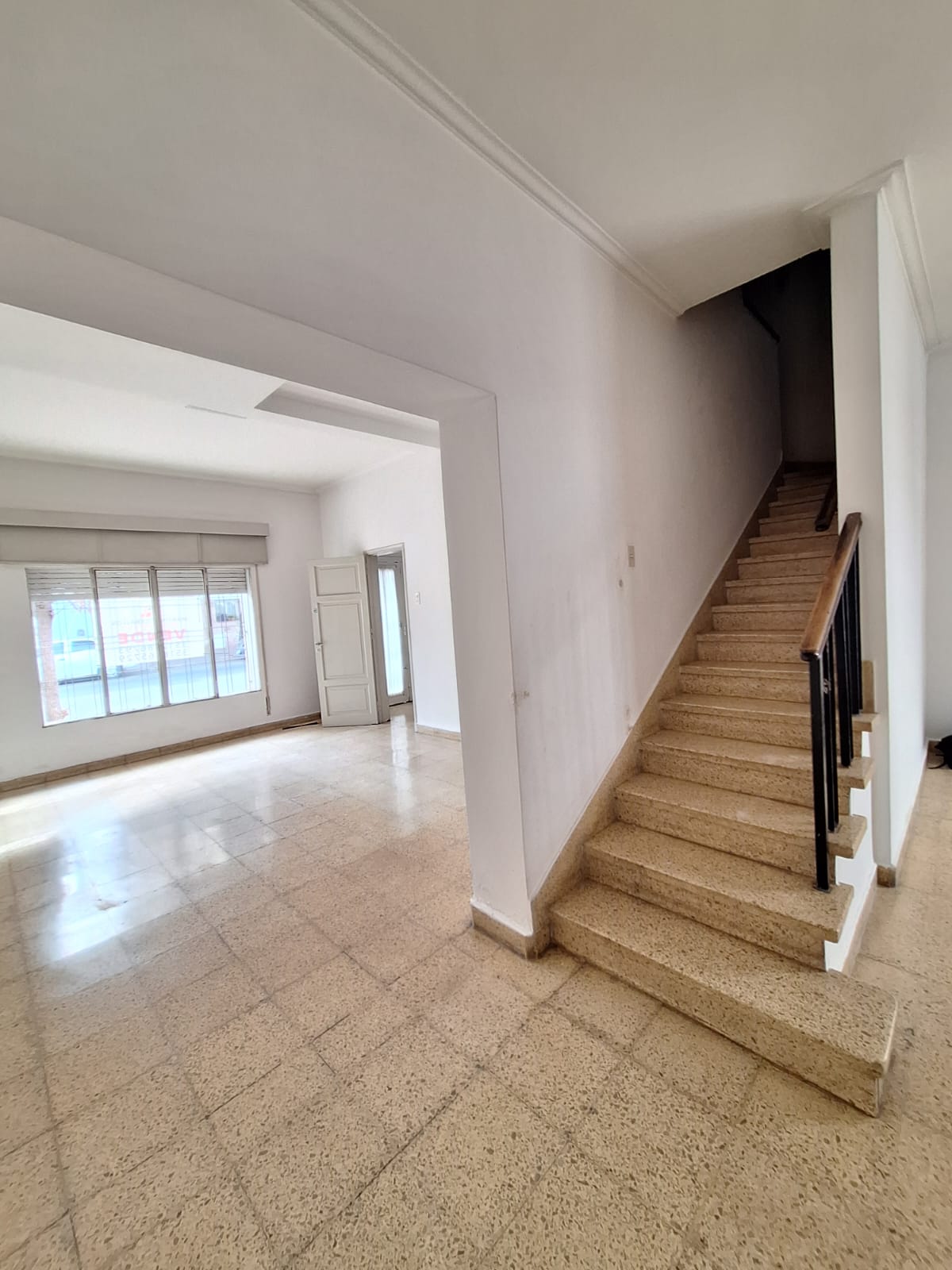 Casa en Venta de 4 Dor.  Patio Pequeño - 2 Plantas - Grande!