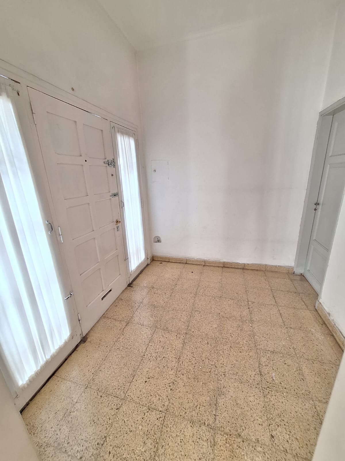 Casa en Venta de 4 Dor.  Patio Pequeño - 2 Plantas - Grande!