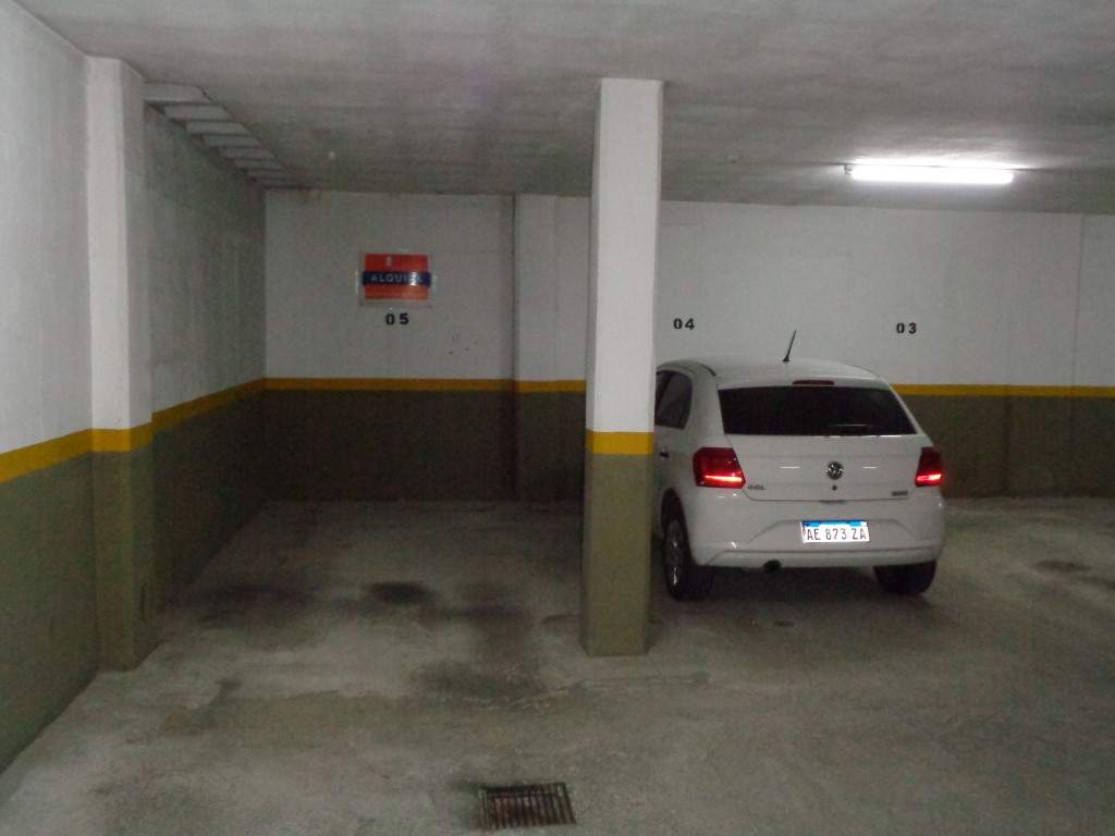 Barrio Nueva Córdoba - Excelente Cochera Privada, Amplia y Cubierta en Edificio de Categoría, con Fácil Acceso y Portón Automático
