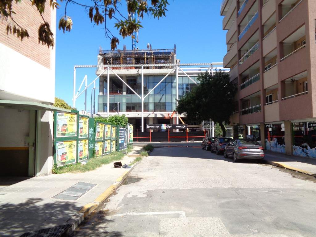 Barrio Nueva Córdoba - Excelente Cochera Privada, Amplia y Cubierta en Edificio de Categoría, con Fácil Acceso y Portón Automático