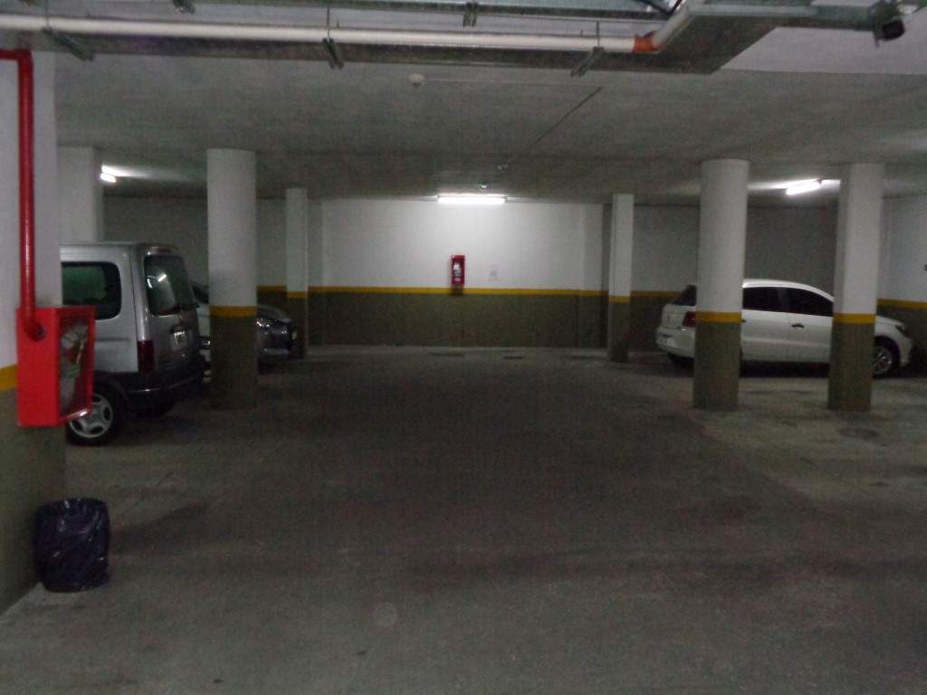 Barrio Nueva Córdoba - Excelente Cochera Privada, Amplia y Cubierta en Edificio de Categoría, con Fácil Acceso y Portón Automático