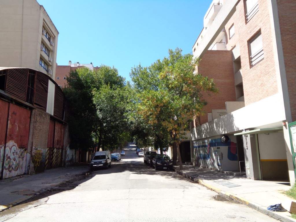 Barrio Nueva Córdoba - Excelente Cochera Privada, Amplia y Cubierta en Edificio de Categoría, con Fácil Acceso y Portón Automático