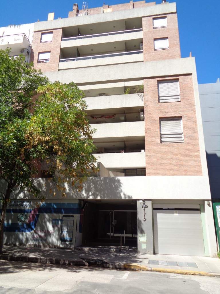 Barrio Nueva Córdoba - Excelente Cochera Privada, Amplia y Cubierta en Edificio de Categoría, con Fácil Acceso y Portón Automático