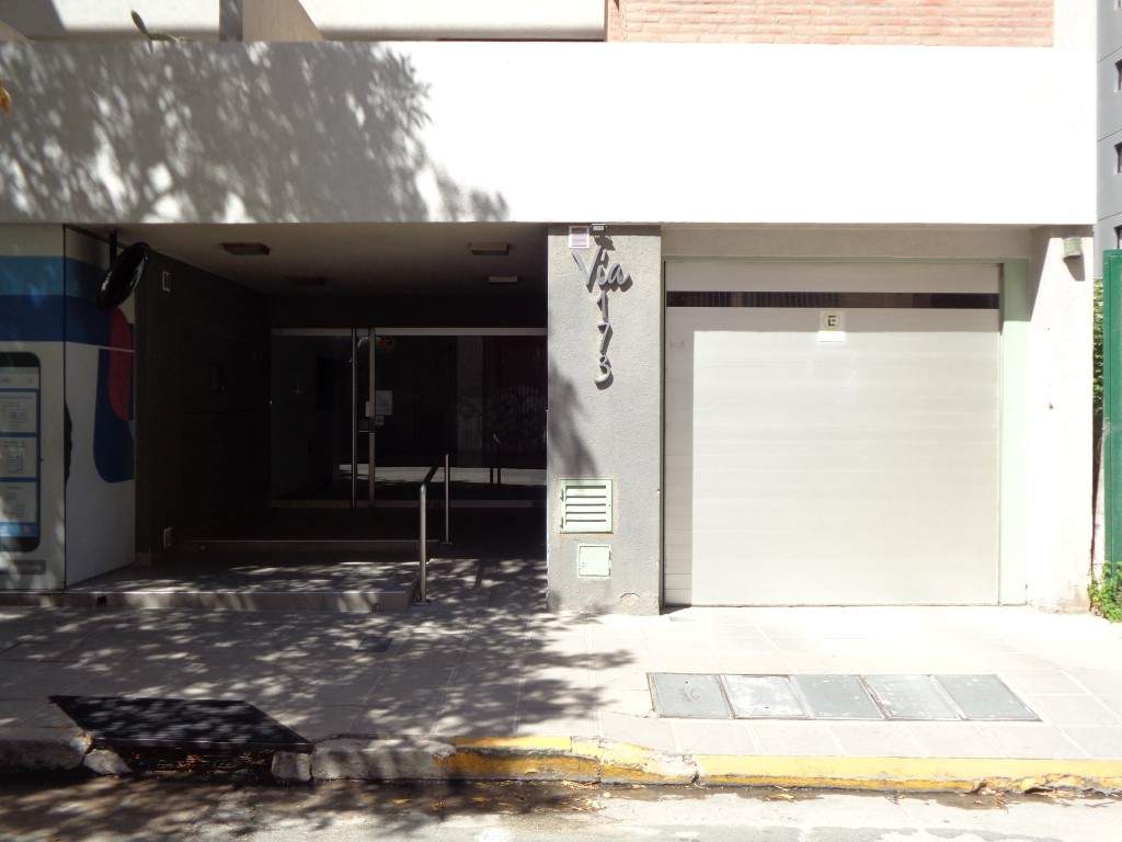 Barrio Nueva Córdoba - Excelente Cochera Privada, Amplia y Cubierta en Edificio de Categoría, con Fácil Acceso y Portón Automático