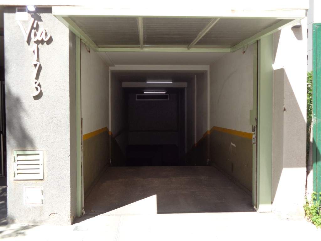 Barrio Nueva Córdoba - Excelente Cochera Privada, Amplia y Cubierta en Edificio de Categoría, con Fácil Acceso y Portón Automático
