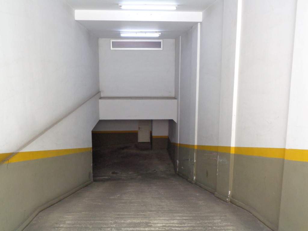 Barrio Nueva Córdoba - Excelente Cochera Privada, Amplia y Cubierta en Edificio de Categoría, con Fácil Acceso y Portón Automático