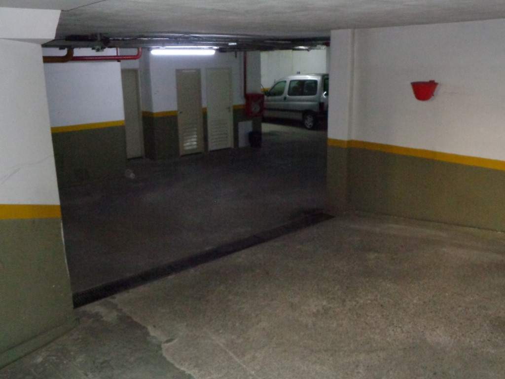 Barrio Nueva Córdoba - Excelente Cochera Privada, Amplia y Cubierta en Edificio de Categoría, con Fácil Acceso y Portón Automático